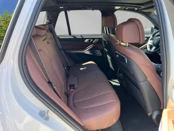 X5 xDrive50e M Sport Pro 22  Skyl. Carbon B&W