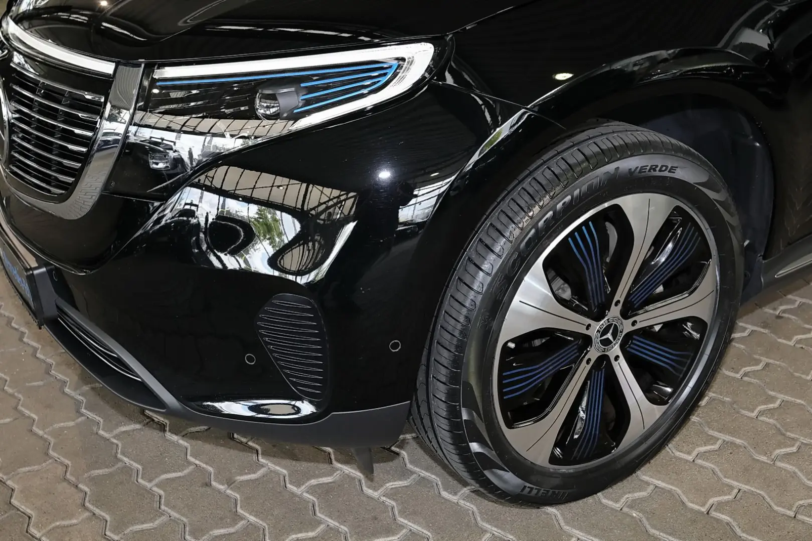 EQC 400 4M HEAD UP DISTRONIC MEMORY 360  LED 20