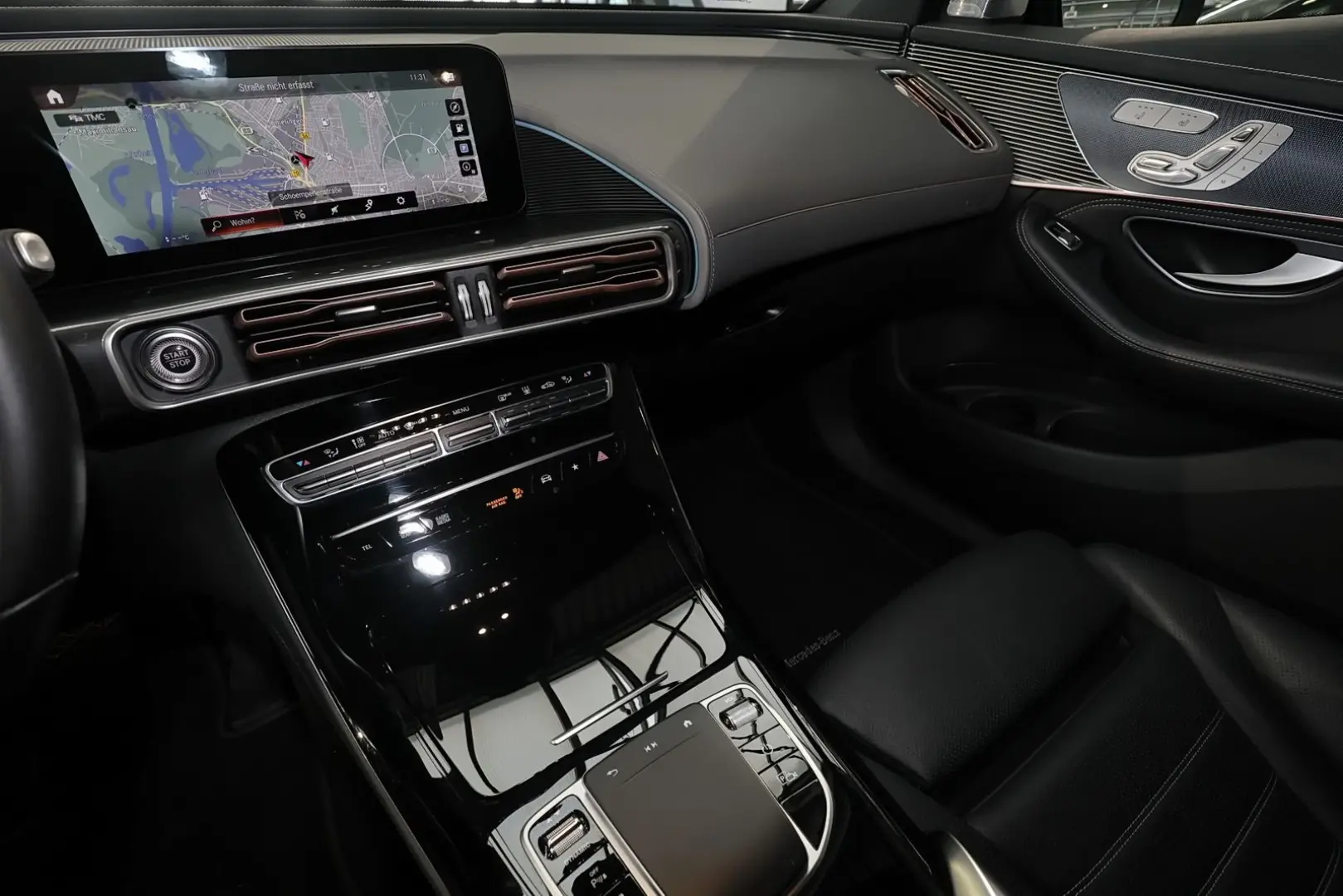 EQC 400 4M HEAD UP DISTRONIC MEMORY 360  LED 20