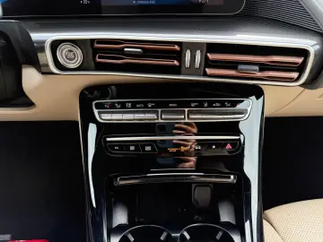 EQC 400 4M DISTR Sitzklima Memory HeadUp MBeam