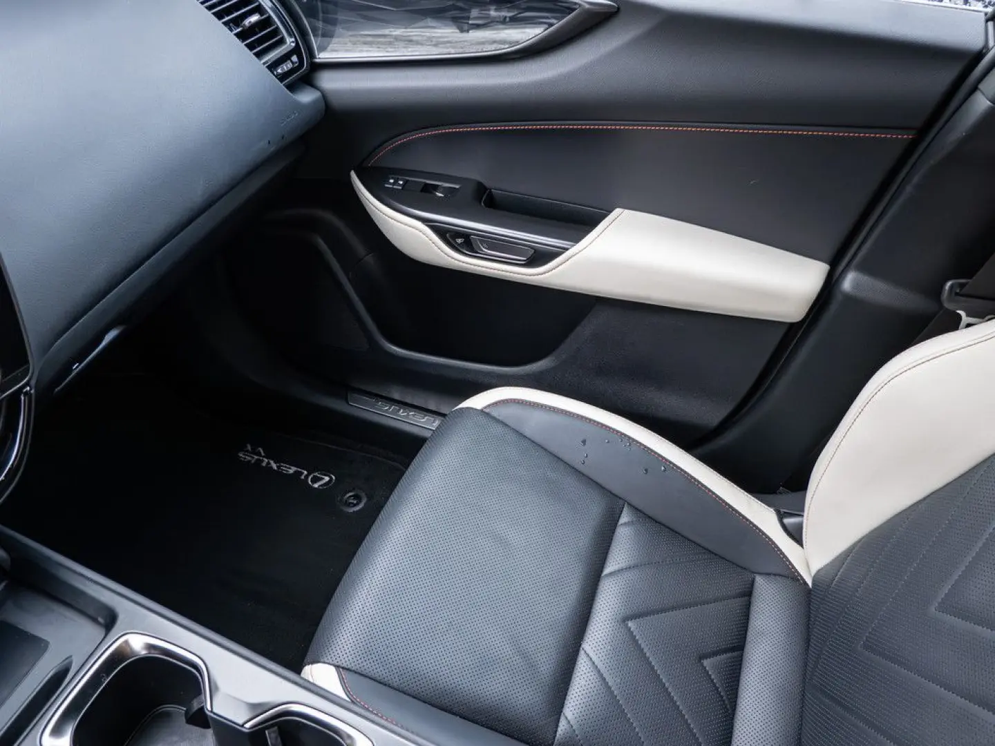 NX 450h   Executive ACC LED 360  Interieur-Pak.