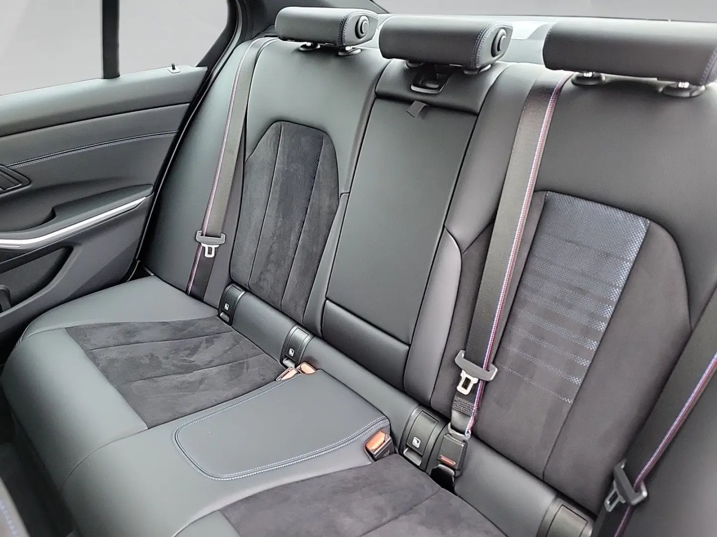 330i xDrive Lim M SPORT INDIVI TANSANITBLAU 360