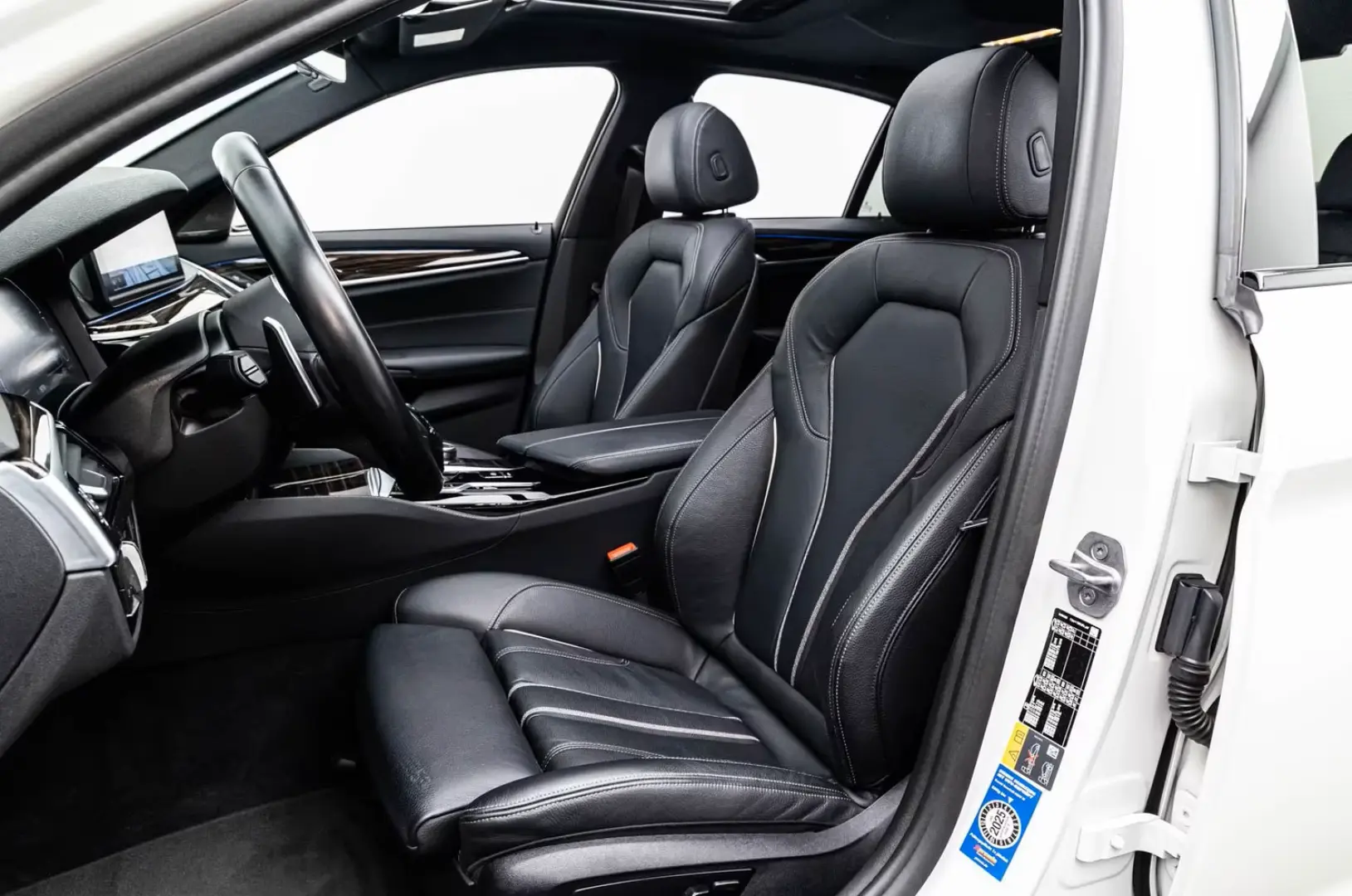 545e xDRIVE LIMOUSINE M SPORT SHADOW 19 eGSD H&K