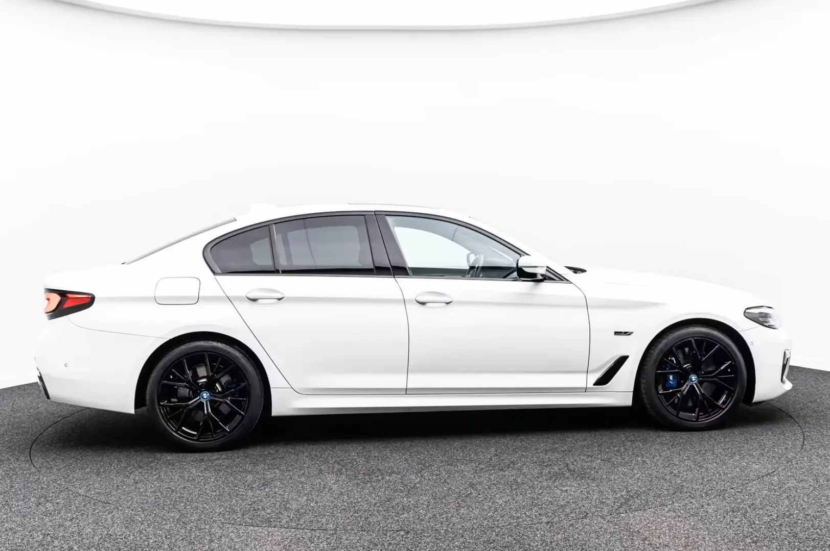 545e xDRIVE LIMOUSINE M SPORT SHADOW 19 eGSD H&K