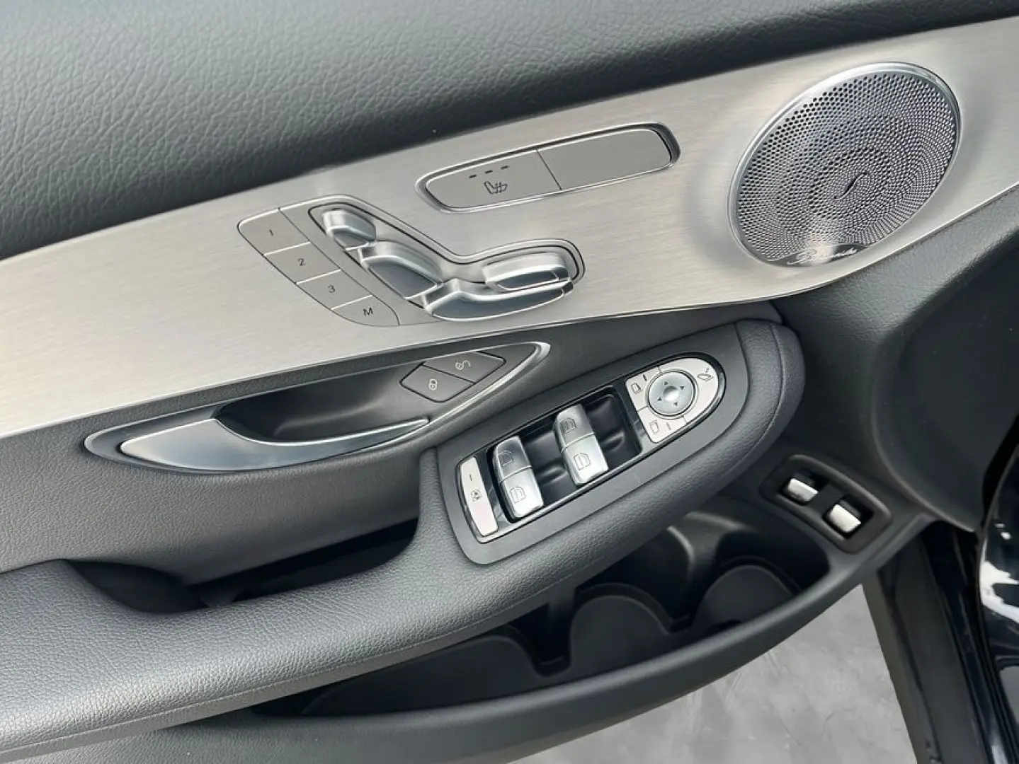 GLC 300 e 4M Night AHK Sound 360  Pano Distro