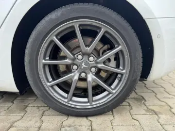 TESLA MODEL 3 – Long Range Dual AWD