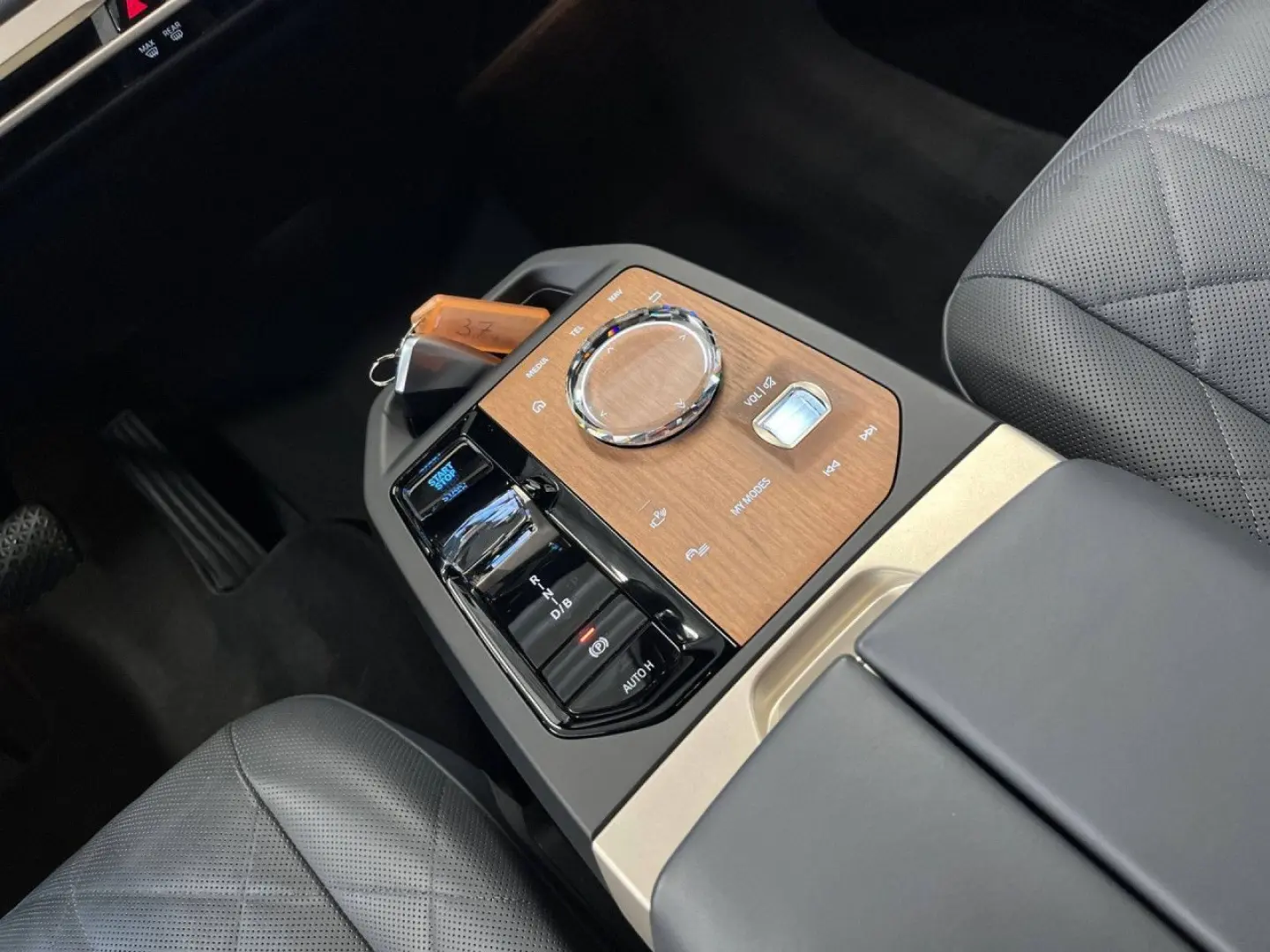 iX xDrive40 Sportpaket SitzAC 360  Pano H K ACC