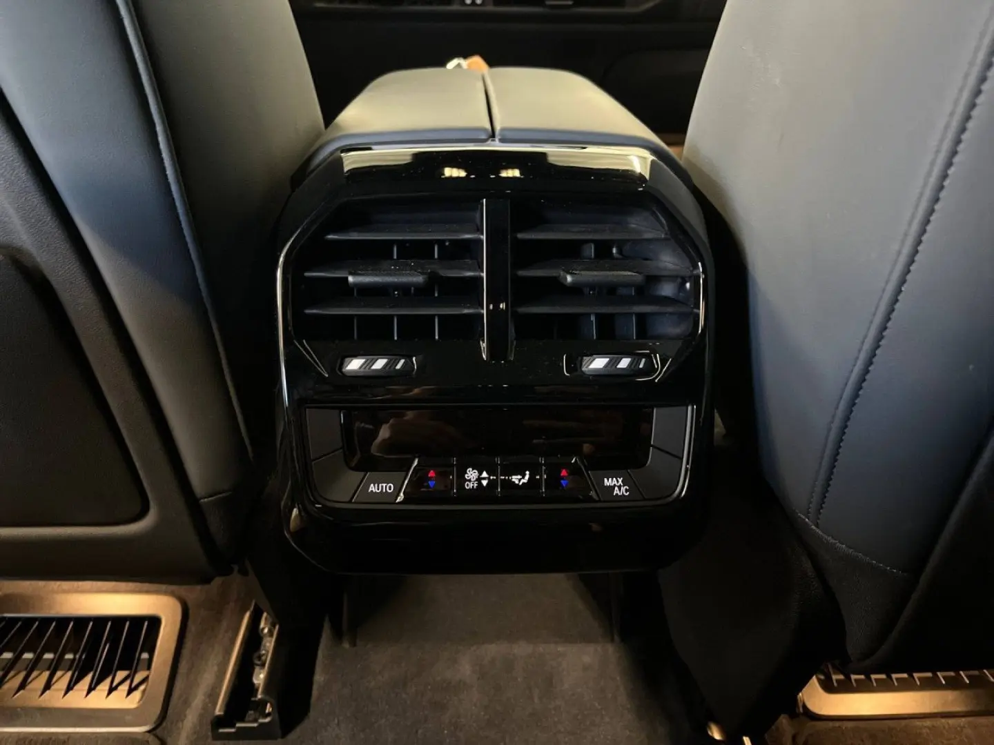 iX xDrive40 Sportpaket SitzAC 360  Pano H K ACC