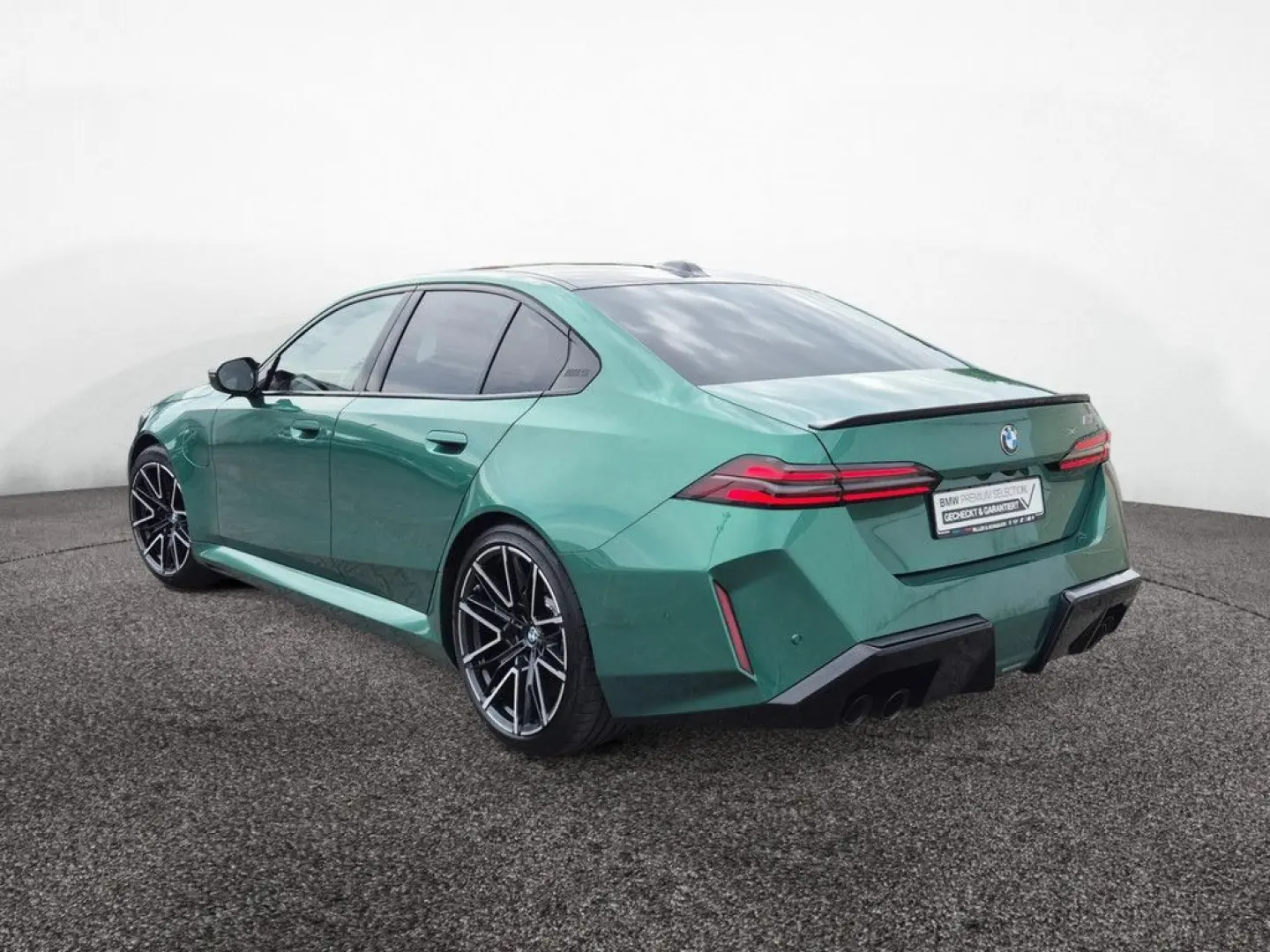 M5 xDrive AHK B&W CARBON V-MAX