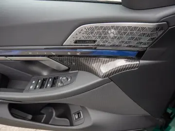 M5 xDrive AHK B&W CARBON V-MAX