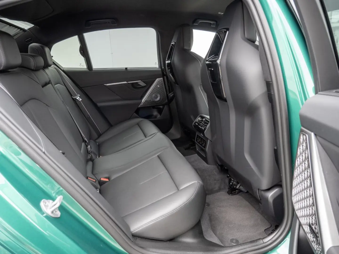 M5 xDrive AHK B&W CARBON V-MAX