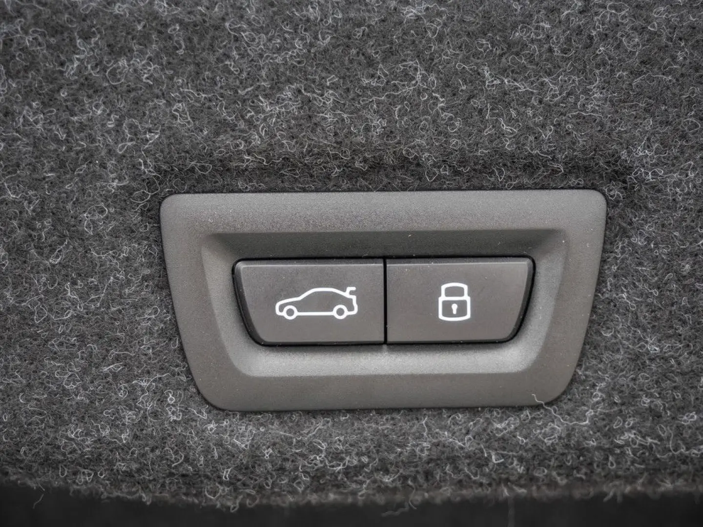 M5 xDrive AHK B&W CARBON V-MAX