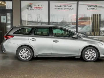 Toyota Auris 1.8 hybrid Business