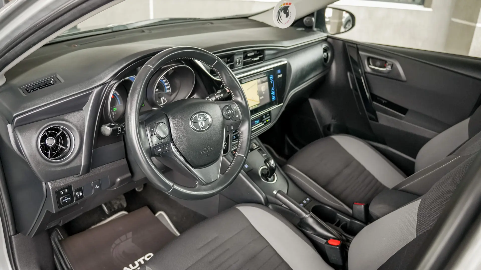 Toyota Auris 1.8 hybrid Business