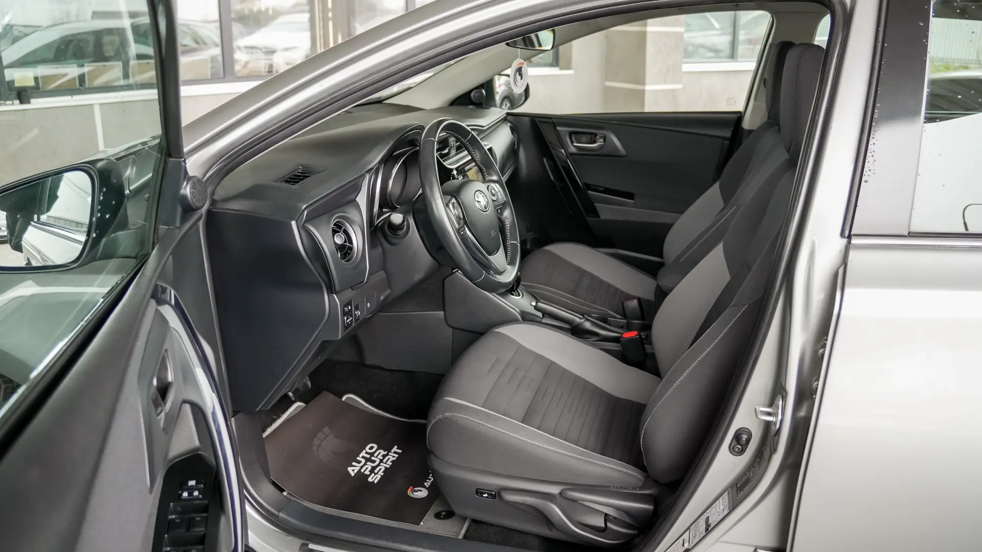 Toyota Auris 1.8 hybrid Business