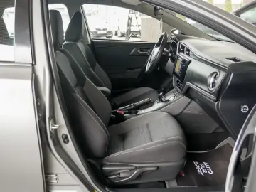 Toyota Auris 1.8 hybrid Business