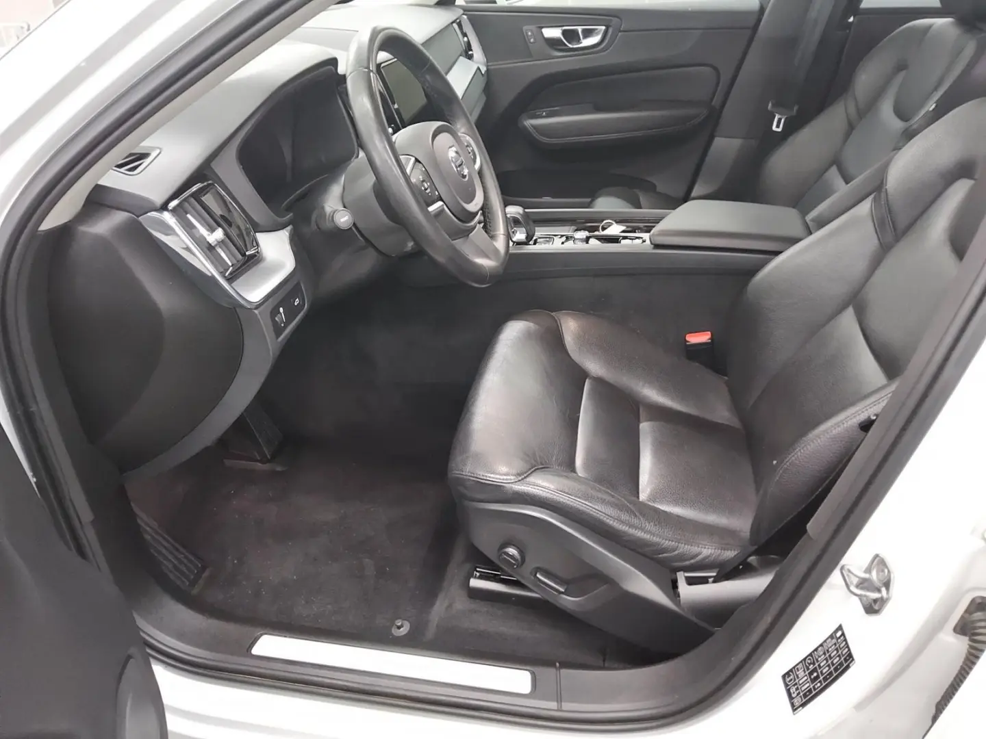 XC60 B4 Momentum Pro Navi LED Leder Sound AHK