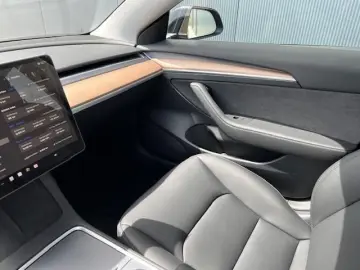 Model 3 Standard Range Plus RWD Dt. Modell TOP