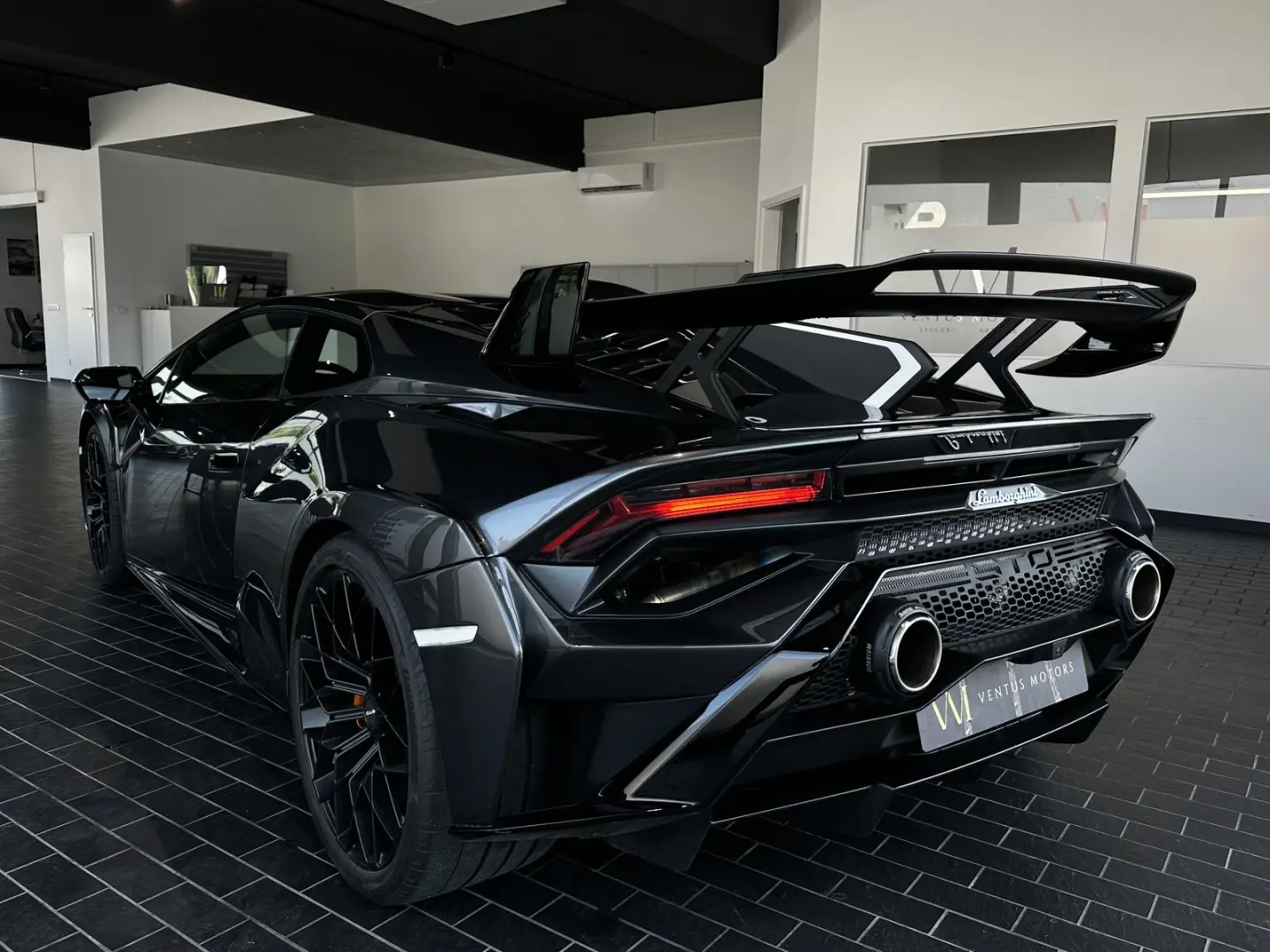 Huracán STO  LIFT V10 WARRANTY AKRAPOVIC