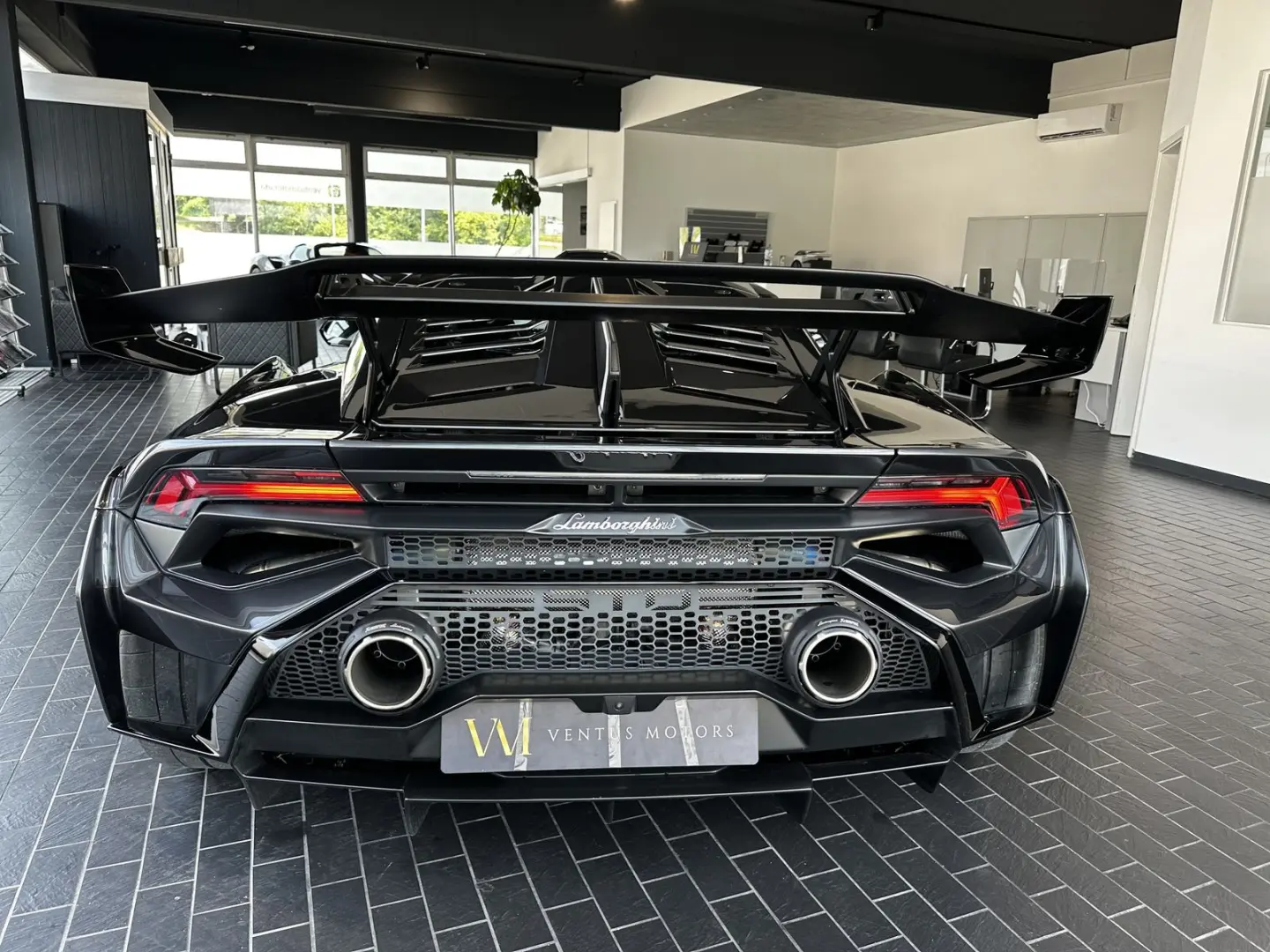 Huracán STO  LIFT V10 WARRANTY AKRAPOVIC