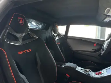 Huracán STO  LIFT V10 WARRANTY AKRAPOVIC