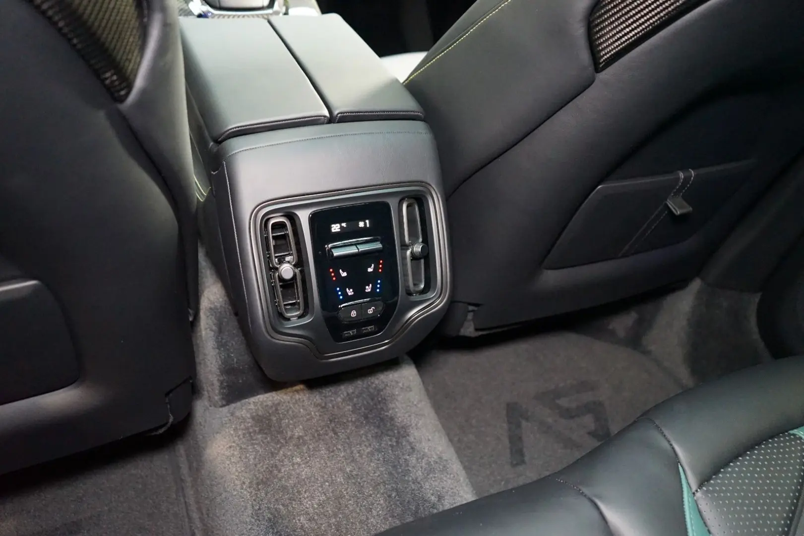 DBX707 AMR23 PACK AUX.HEAT CARBON