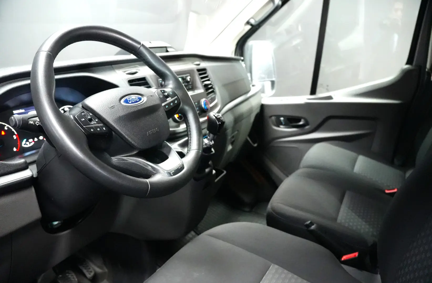 FORD TRANSIT 8 1 L3H2