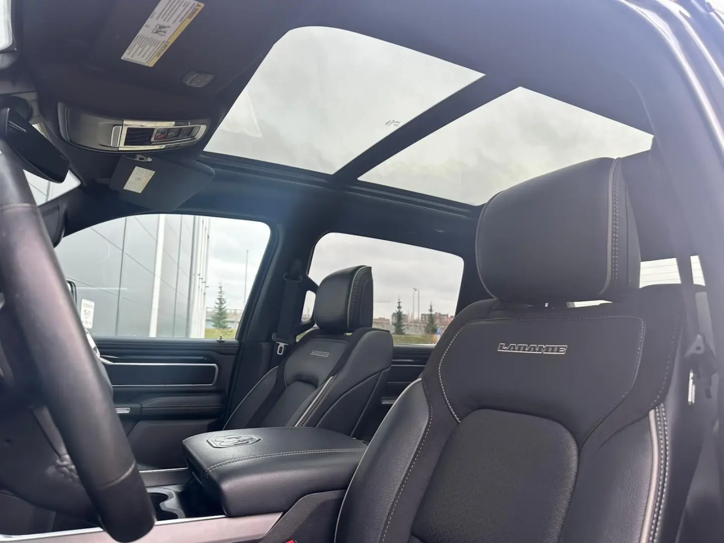 Laramie 3.0D 4X4 PANO AHK Night Edition 22Zoll