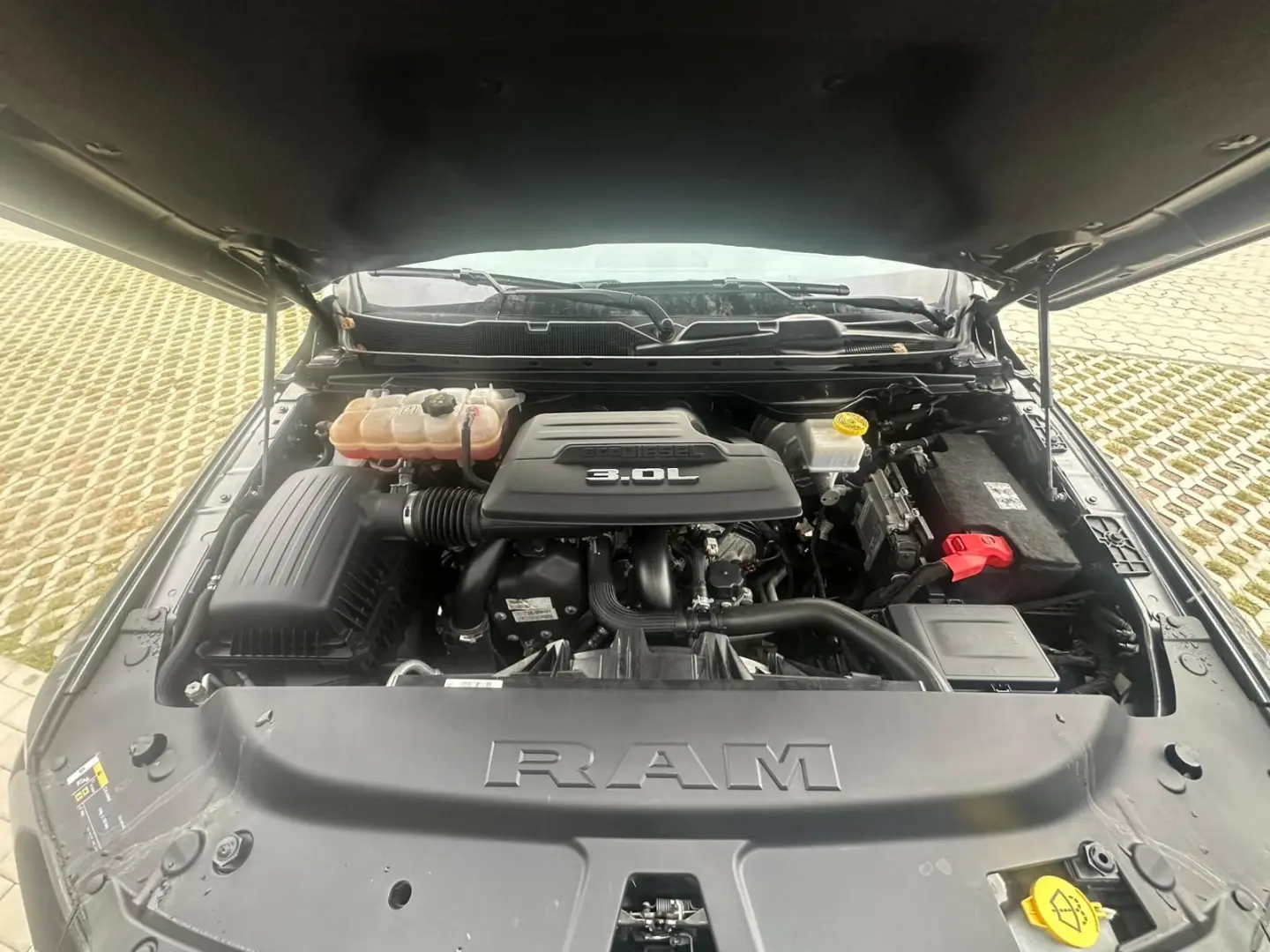 Laramie 3.0D 4X4 PANO AHK Night Edition 22Zoll