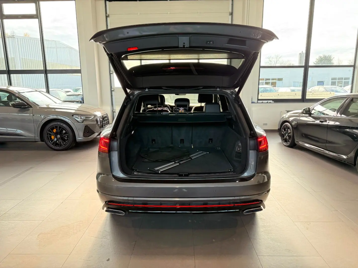 Touareg R-Line 4M MATRIX 360  DYN PANO STHZ AHK