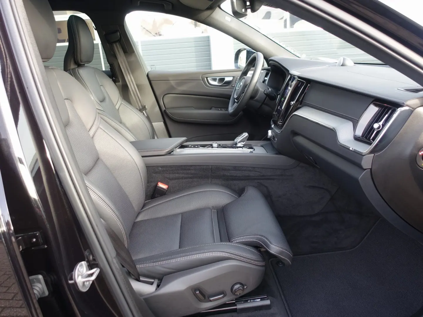 XC60 Black Edition Ultra T8 AWD Massage B&W AHK