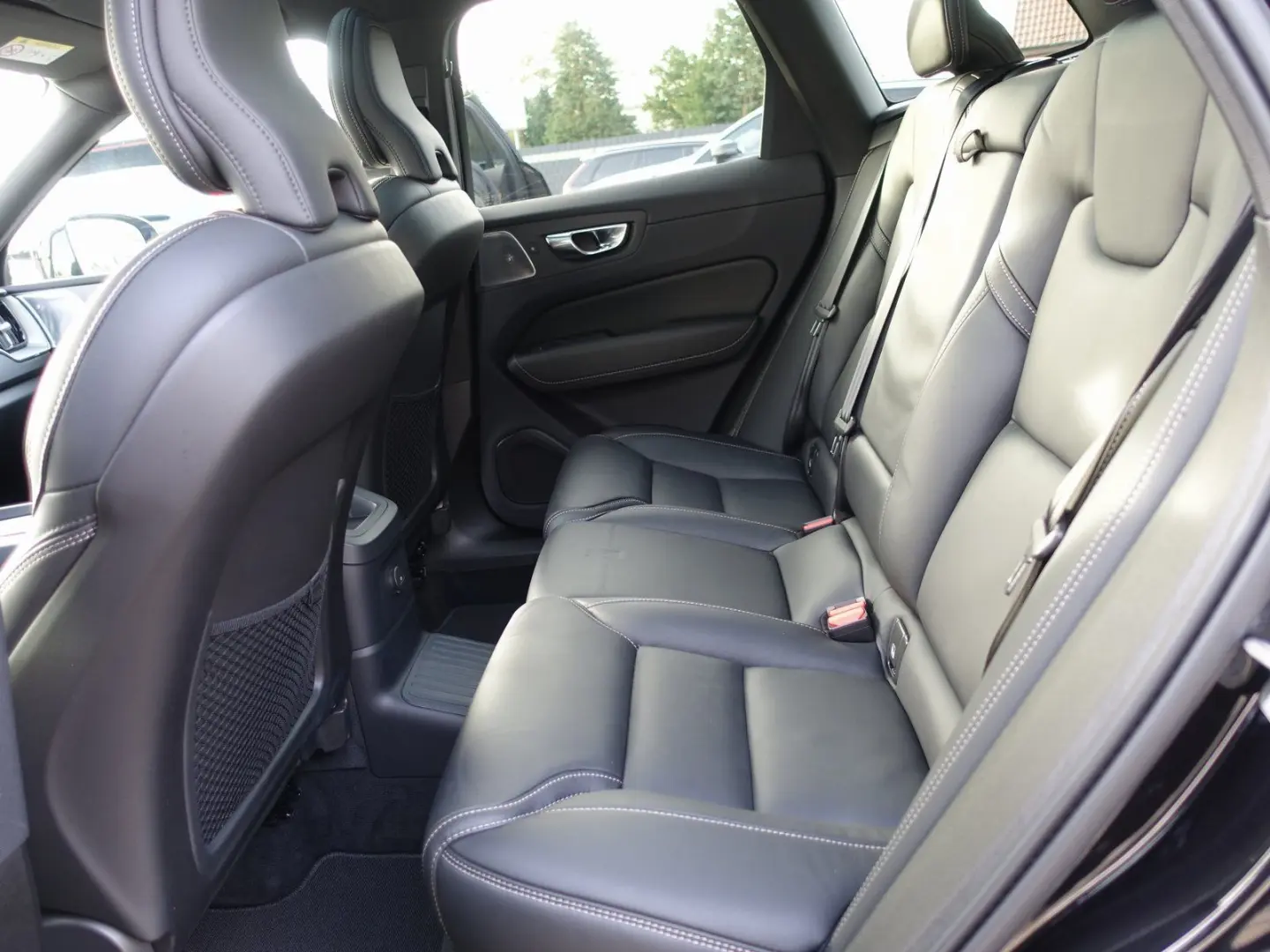 XC60 Black Edition Ultra T8 AWD Massage B&W AHK