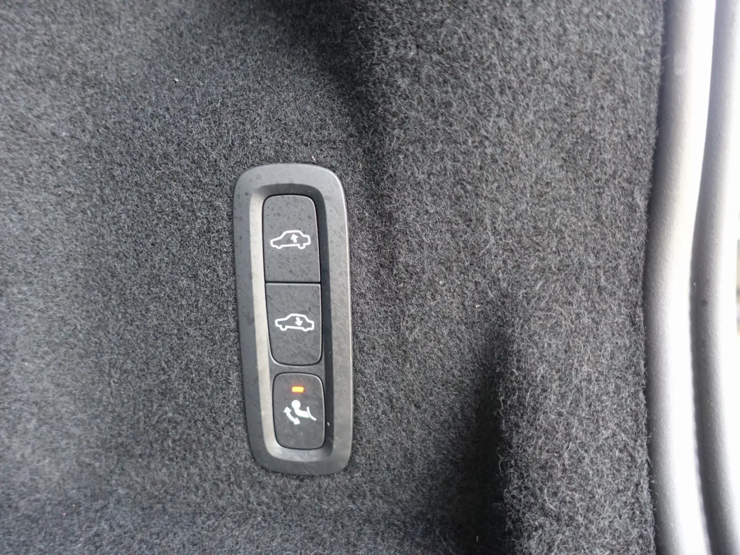 XC60 Black Edition Ultra T8 AWD Massage B&W AHK