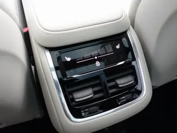 XC90 Ultra T8 AWD B&W FourC AHK Pano 360  HeadUP