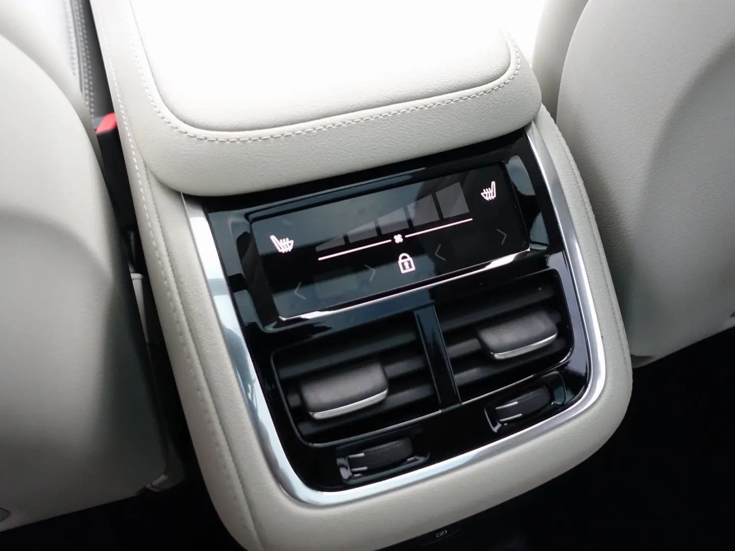 XC90 Ultra T8 AWD B&W FourC AHK Pano 360  HeadUP