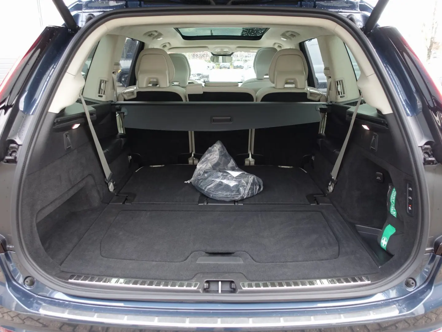 XC90 Ultra T8 AWD B&W FourC AHK Pano 360  HeadUP