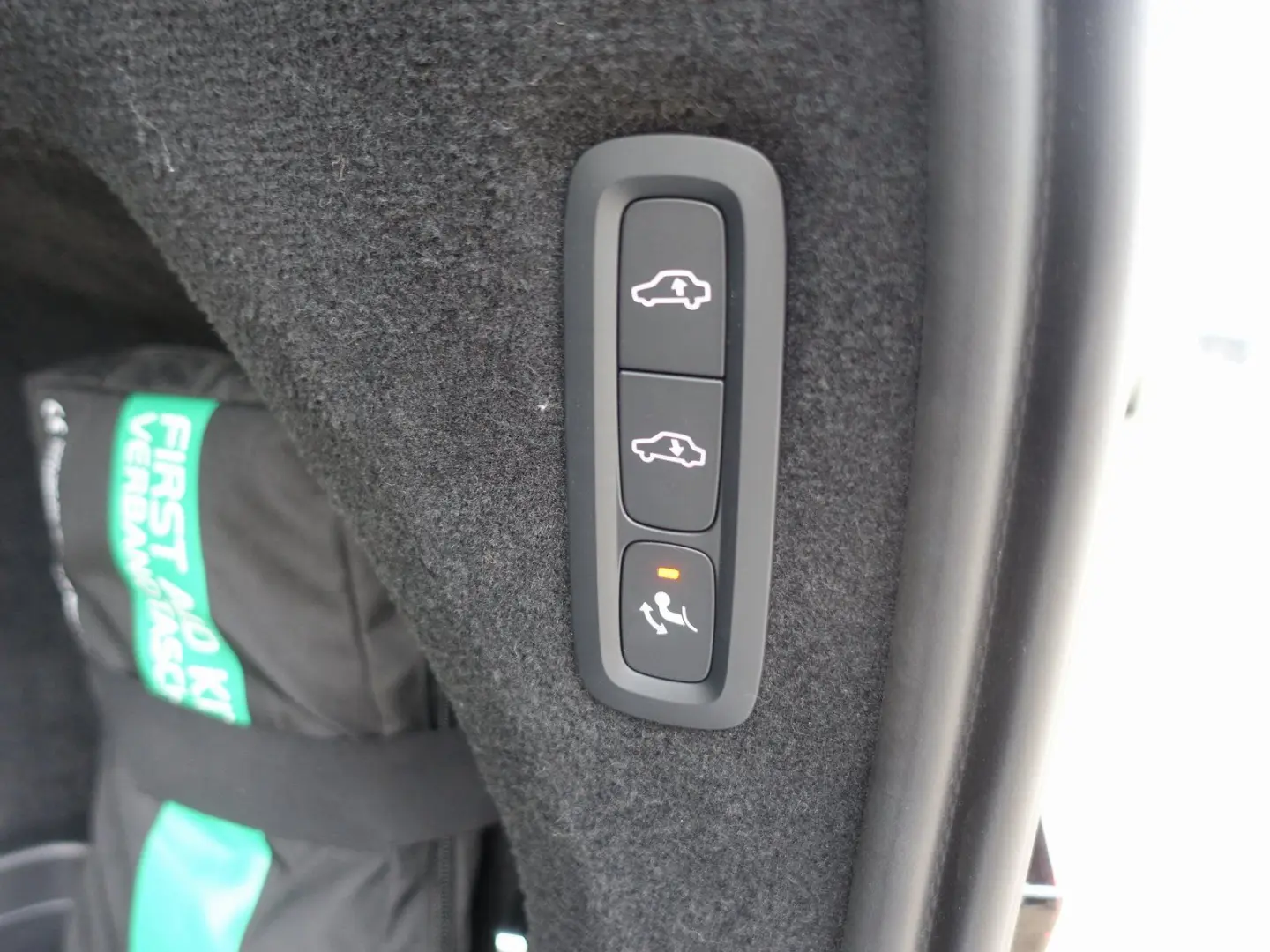 XC90 Ultra T8 AWD B&W FourC AHK Pano 360  HeadUP