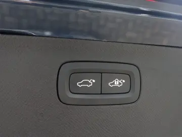 XC90 Ultra T8 AWD B&W FourC AHK Pano 360  HeadUP