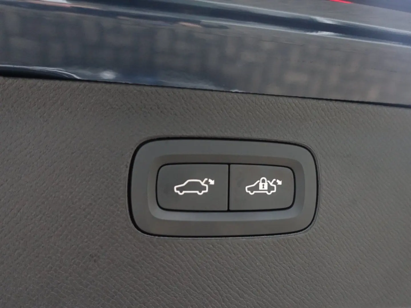 XC90 Ultra T8 AWD B&W FourC AHK Pano 360  HeadUP