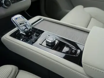 XC90 Ultra T8 AWD B&W FourC AHK Pano 360  HeadUP