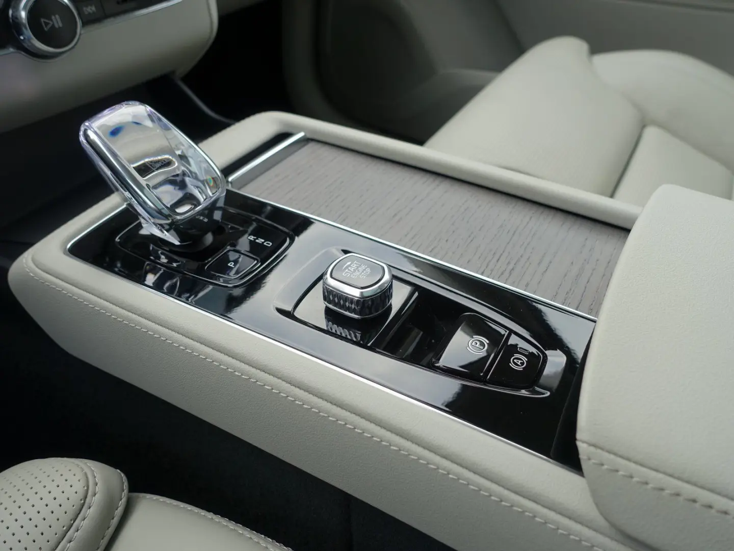 XC90 Ultra T8 AWD B&W FourC AHK Pano 360  HeadUP