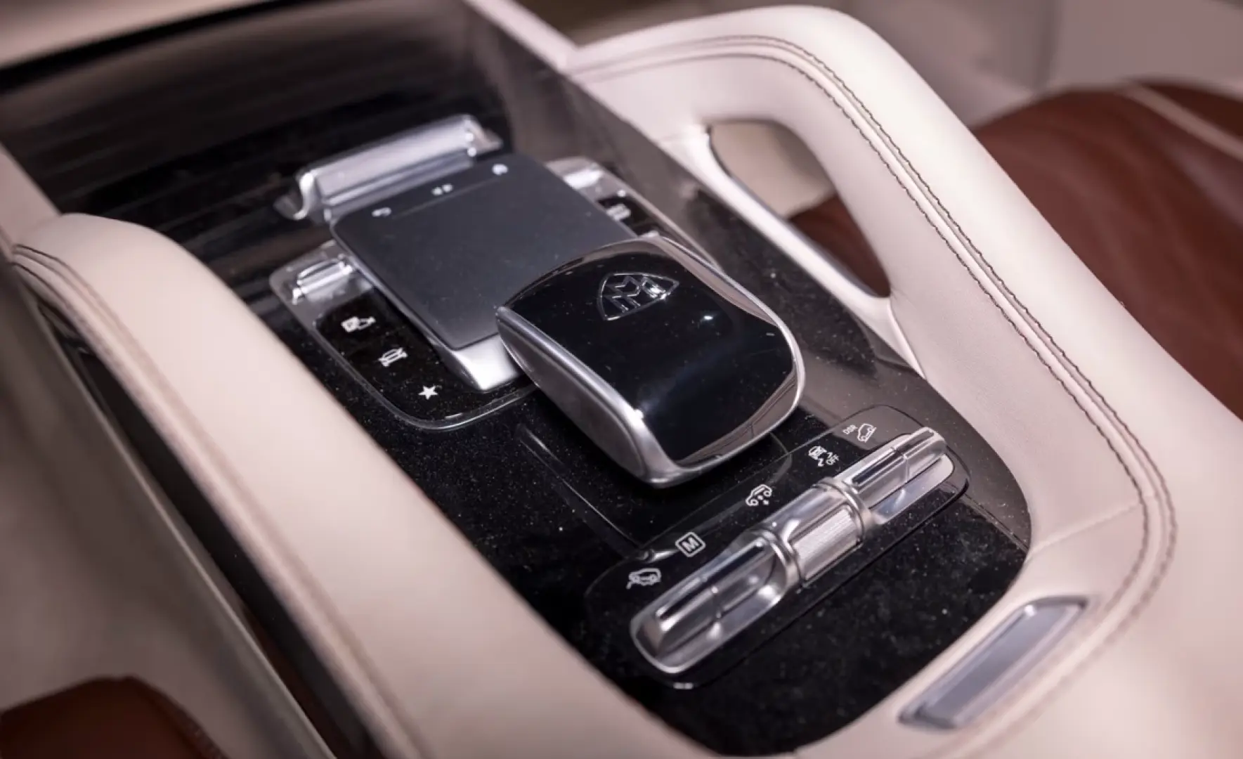 Mercedes-Benz GLS 600 MAYBACH   DUO-TONE E-ACTIVE BODY