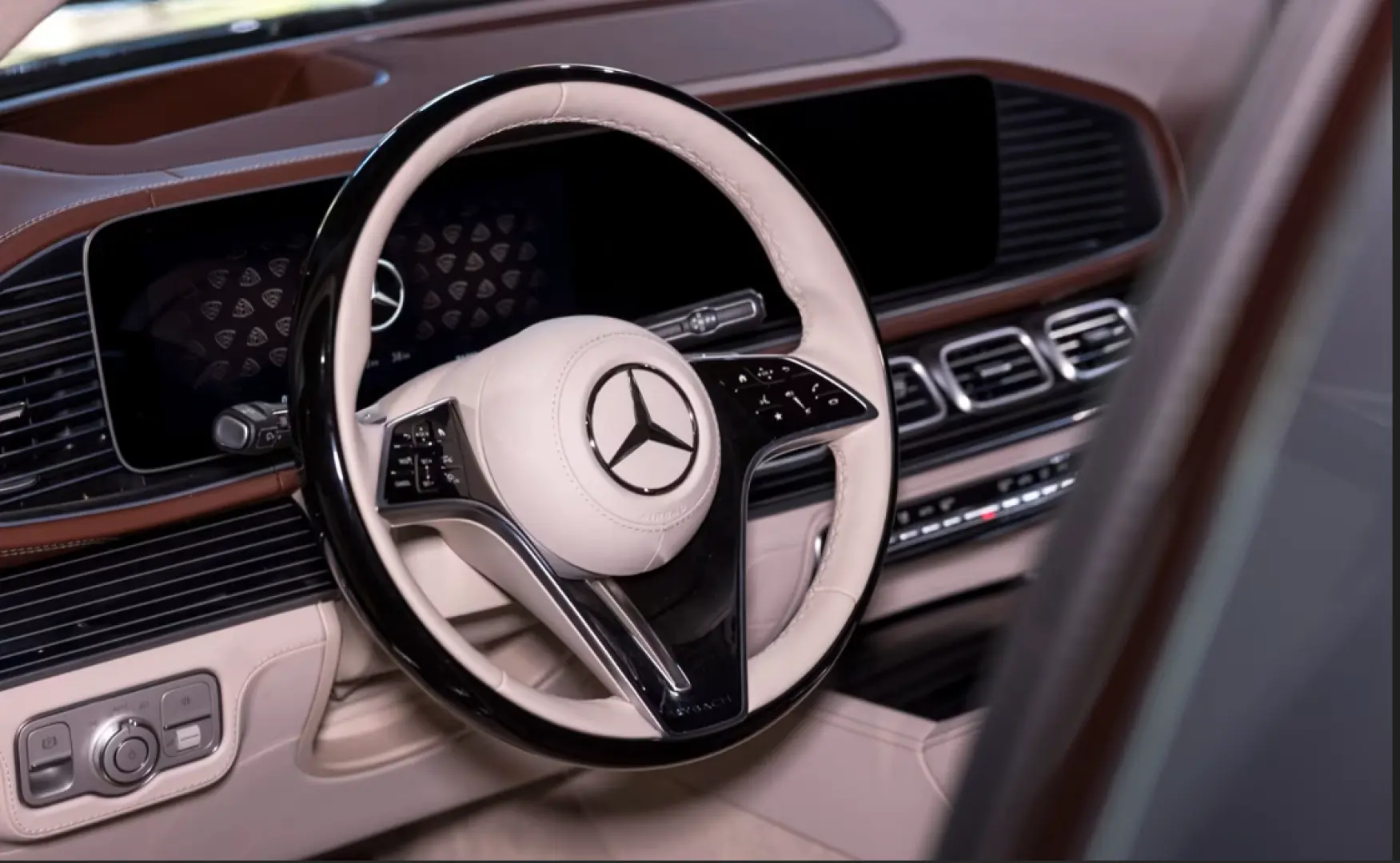 Mercedes-Benz GLS 600 MAYBACH   DUO-TONE E-ACTIVE BODY