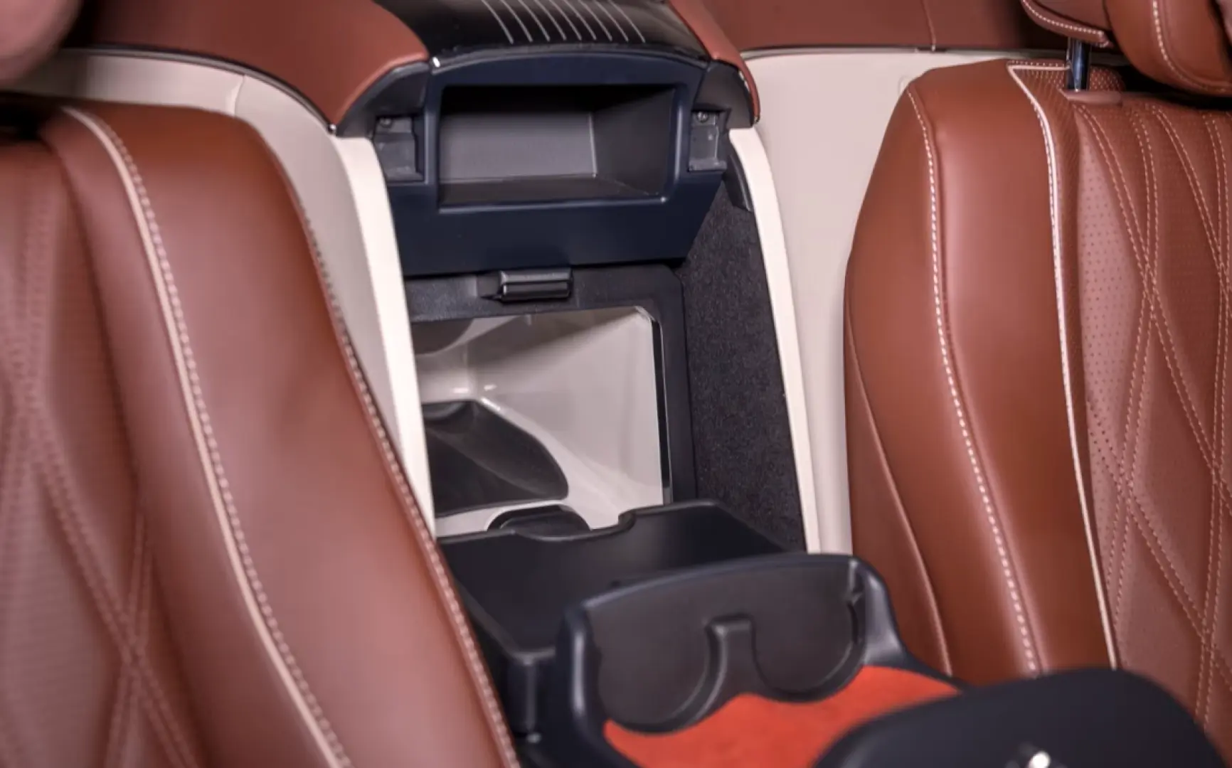 Mercedes-Benz GLS 600 MAYBACH   DUO-TONE E-ACTIVE BODY