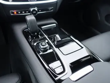 V60 Plus Dark T6 AWD Plug-in Hybrid AHK 360  KAM