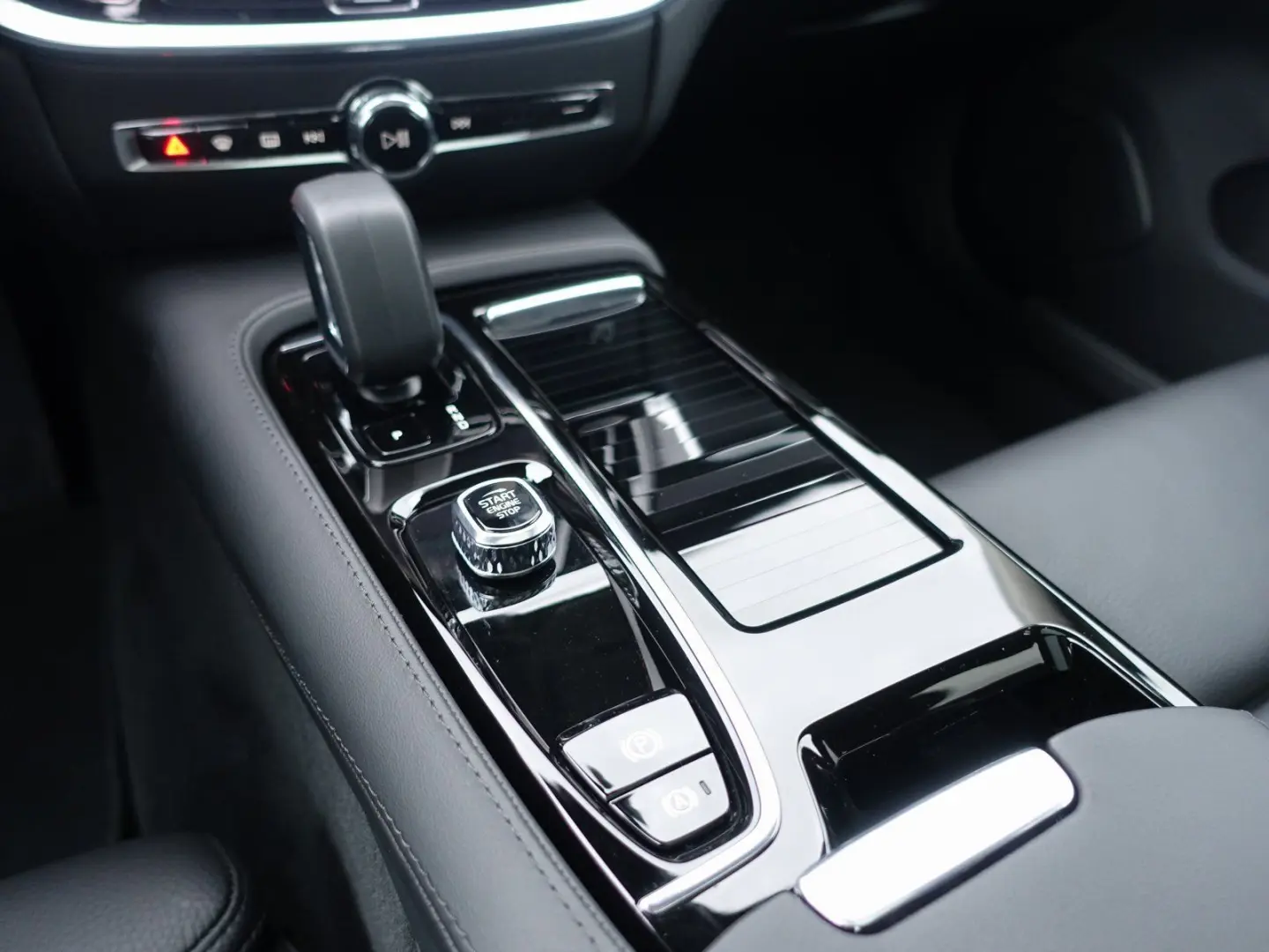 V60 Plus Dark T6 AWD Plug-in Hybrid AHK 360  KAM