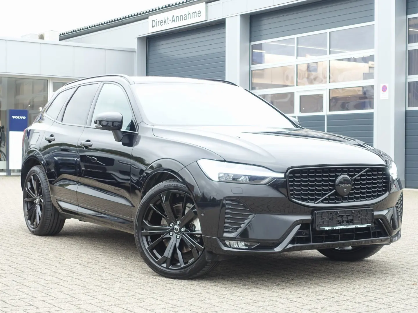 XC60 Black Edition Plus B5 AWD 360 Cam Four-C