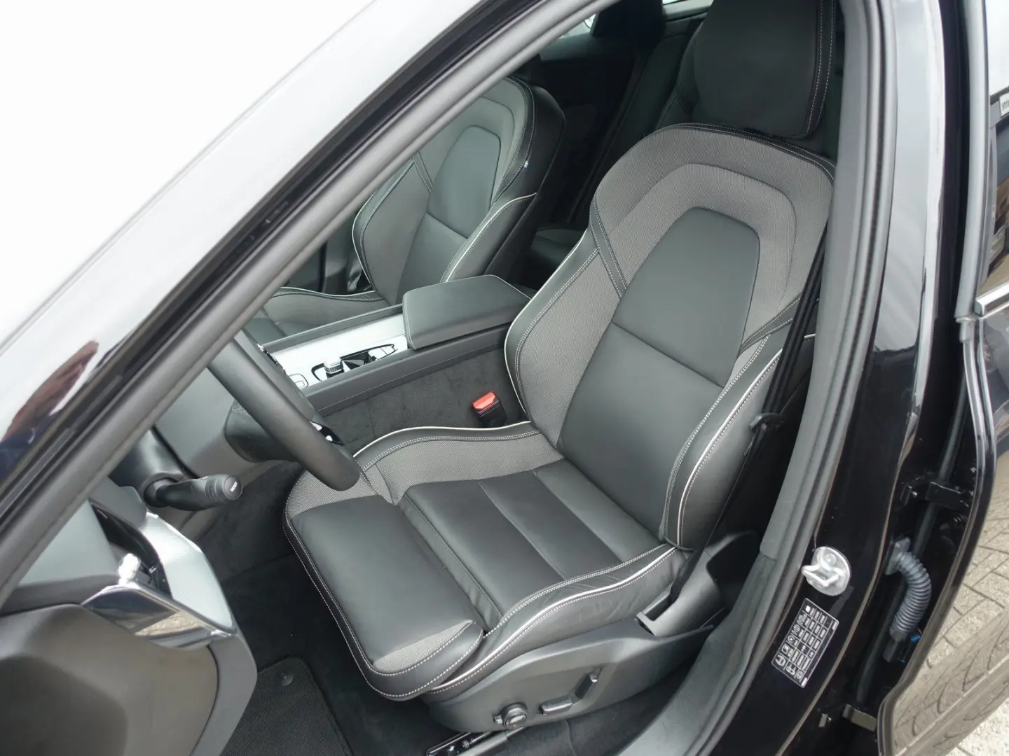 XC60 Black Edition Plus B5 AWD 360 Cam Four-C