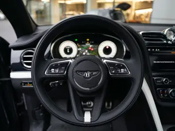 Bentayga EWB Mulliner V8