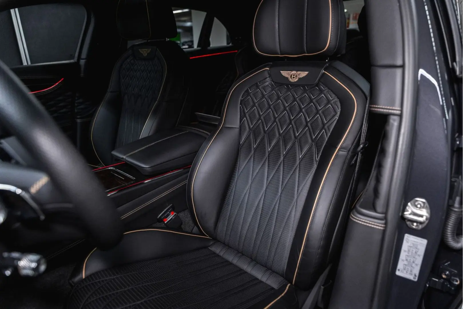 Flying Spur W12 MY22   NAIM   Rotating Display